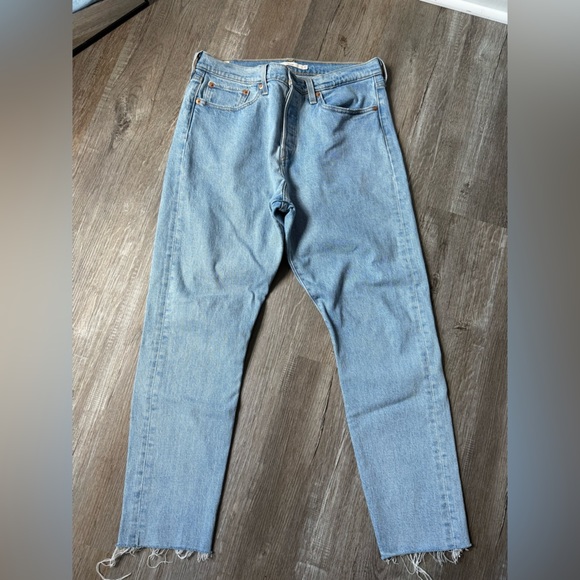 Levi’s Wedgie Hi Rise Denim Jeans Straight Distressed Hem Light Wash Size 31 27 - Picture 2 of 9